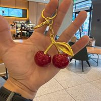 Porte-clés et breloque de sac en alliage de zinc, pendentif cerise, design mini tendance pour femmes et filles