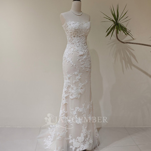 LY132 Robe de mariée sirène moderne et classique avec corset, dos lacé, appliques florales en cristal et décolleté cœur - Product Image 2
