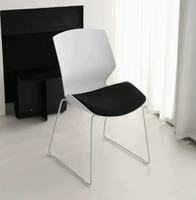 Chaise d'entraînement monobloc moulée en plastique empilable avec dossier rembourré pour bureau, école, conférence, réunion, événement