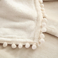 Super mignon un pli doux flanelle pom pom jette une couverture frangée couleur unie couverture en peluche pompon