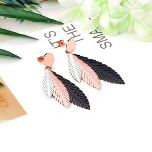 Nouvelles Boucles d'Oreilles Pendantes Élégantes Plaqué Or Rose avec Plumes Colorées, Idéales pour Mariage, Rendez-vous Galant ou Spectacle - Product Image 4
