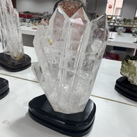 Tour de quartz clair brut de cristal de guérison naturel de point de quartz clair de grande taille pour la décoration