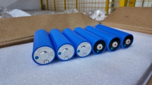 แบตเตอรี่ลิเธียมแบบชาร์จได้ รุ่น 40135 Long Life 3.2V 20AH LFP 4000 รอบการใช้งาน สำหรับยานยนต์ไฟฟ้า โดรน และยานพาหนะ - Product Image 4