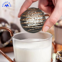 Chocolat noir au cacao, caramel salé, chocolat chaud personnalisé, bombe chocolatée, boîte bleue et blanche, chocolat sucré
