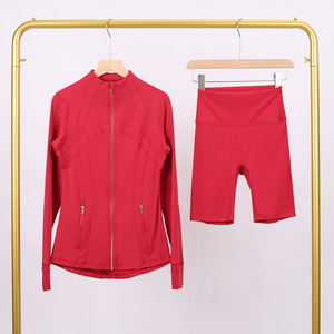 Completo Sportivo Donna FloralCharm con Giacca e Pantaloncini, Zip Dorata, Design Elasticizzato ad Asciugatura Rapida per Fitness e Yoga - Product Image 2