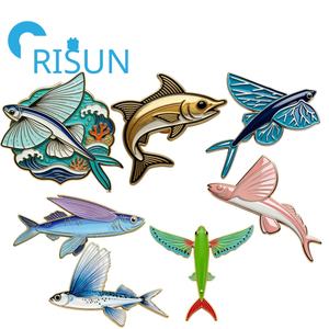 Épingles à revers personnalisées en forme de poisson volant mignon en gros, cadeaux pour les amateurs de pêche, broches, épingles en métal, animaux marins, épingles en émail en forme de poisson - Product Image 1
