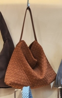 Nouveau Sac Bandoulière Croisé en Daim Tressé à la Main, Design Automnal Élégant et Tendance, Doublure en Polyester, Fermoirs de Luxe