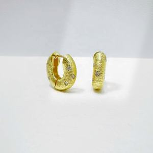 Precio de fábrica: Pendientes de aro de plata 925 chapados en oro con cierre de corazón, los últimos modelos coreanos, gruesos, delicados, sencillos, con diseño de trébol, a la moda. - Product Image 2