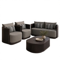 Ensemble de canapés d'extérieur en aluminium gris foncé de luxe moderne, table basse ovale cannelée, fauteuils cylindriques confortables pour cour et patio