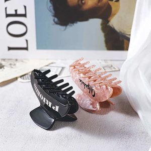 Pinza de pelo elegante con postizo de boda personalizable para damas de honor Pinza de pelo elegante con iniciales personalizables - Product Image 4