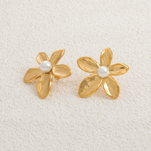 Boucles d'oreilles clous fleuris plaqué or 18 carats avec perle sertie clos, pour usage quotidien - Product Image 2