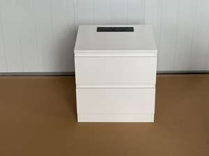 طاولة جانبية خشبية مع محطة شحن، خزانة سرير بدرجين، طاولة ليلية بلوحة محززة، خزانة تخزين لغرفة النوم - Product Image 3