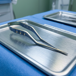 Porte-aiguilles micro-courbé manuel de type baïonnette Renix International, en acier inoxydable fin, pour chirurgie spinale et ORL, conforme ISO13485 - Product Image 2
