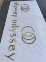 Enseigne en titane brossé électroplaqué, fabrication fine et de précision, enseigne personnalisée de haute qualité pour les devantures de magasins commerciaux