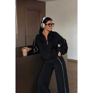 Ensemble de jogging décontracté pour femme enceinte, coupe XL, coupe-vent et respirant, avec capuche, détails rayés vintage noirs, logo imprimé, idéal pour l'hiver - Product Image 1