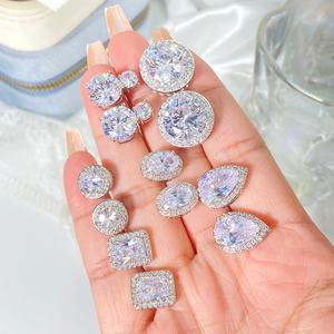 Pendientes Minimalistas de Circonia Cúbica, Chapados en Oro de 18K, Modernos y de Lujo, Estilo Coreano, para Mujer - Product Image 1