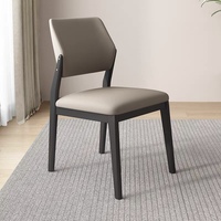 Chaise de salle à manger mobile en bois massif de style nordique avec revêtement en cuir, dossier simple et minimaliste, style silencieux pour la maison, le restaurant et l'hôtel