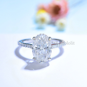 แหวนหมั้นเพชรโมอิสซาไนต์ทรงรีเจียระไนแบบไอซ์คัท ทองคำแท้ 18K สีเหลืองทอง ยี่ห้อ Kuololit HK พร้อมเพชรโมอิสซาไนต์เจียระไนแบบ Crushed Cut สำหรับงานแต่งงาน - Product Image 3