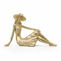 Figurine de femme assise en résine dorée avec chapeau à large bord, sculpture féminine moderne pour la décoration de salon, de bureau et d'étagère