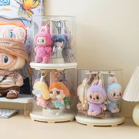 En stock figurines en peluche Pop suspendues boîte de présentation de jouets ronde avec crochets empilable boîte de rangement de poupée transparente à rotation automatique