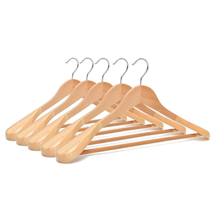 Appendiabiti in legno a spalla larga di colore naturale per giacche cappotti da uomo - Product Image 1