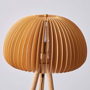Lampadaire trépied en bois massif de style nordique avec abat-jour à lattes en forme de champignon | Luminaire créatif pour salon - Product Image 3