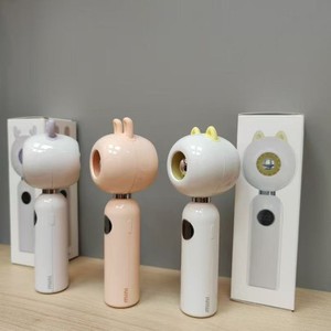 พัดลมพกพาขนาดเล็กพร้อมจอแสดงผลดิจิตอลไร้ใบพัด USB ชาร์จได้ พัดลมระบายความร้อนแบบมือถือพลังสูงสำหรับใช้งานกลางแจ้ง สีส้ม ลายแมว สีชมพู - Product Image 3