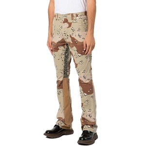 Pantalones Acampanados con Logotipo Personalizado, Estilo Urbano, Corte Bootcut, Jogger para Hombre, con Parches y Estampado de Camuflaje - Product Image 2