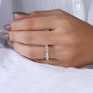 Elegante Anillo de Eternidad Completo en Plata con Piedras Transparentes Brillantes de Corte Redondo, Diseño Clásico de Lujo para Mujer, Ideal para Fiestas y Regalos - Product Image 1