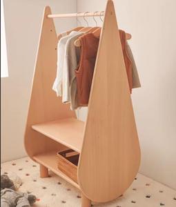 Chevalet multifonctionnel pour enfants: porte-manteau en bois, tableau noir, tableau blanc magnétique et porte-livres - Product Image 3