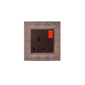 Prise de courant AULMO 32A avec plaque frontale en PC néon et cadre en alliage de zinc, design luxueux de haute qualité - Product Image 1