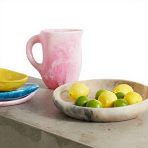 Petite carafe moderne en résine écologique résistante à la chaleur, bec verseur soufflé à la main, colorée, décorative, taille personnalisée, pichet à eau pour les fêtes - Product Image 1