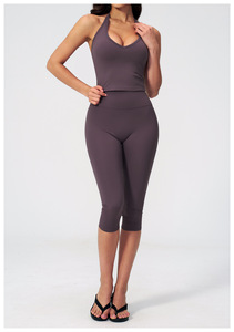 Conjunto Deportivo de 2 Piezas <span class=keywords><strong>para</strong></span> <span class=keywords><strong>Mujer</strong></span>: Top Halter con Logotipo Personalizado y Leggings Capri de Cintura Alta <span class=keywords><strong>para</strong></span> Yoga, Gimnasio, Fitness y Entrenamiento - Product Image 3