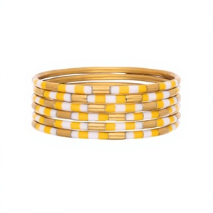 Collection de Bracelets Joncs en Résine et Laiton Plaqué Or, Style Mode, Design Artisanal, Moderne et Élégant, Vente en Gros, Fournisseur en Vrac - Product Image 1