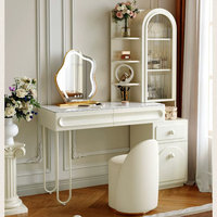 Table de maquillage minimaliste de style français, avec armoire haute en verre trempé à arche incurvée, étagère ouverte multi-niveaux et tiroir