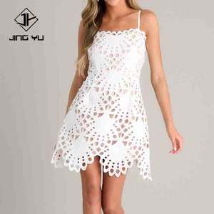 Robe mini en dentelle blanche, exquisement conçue et charmante, sur mesure, 100% polyester, broderie personnalisée. - Product Image 2