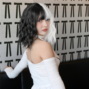 Perruques de cosplay <span class=keywords><strong>Cruella</strong></span> De Vil pour femmes Ainizi, 14 pouces, courtes et bouclées avec frange, moitié noire et moitié blanche - Product Image 5