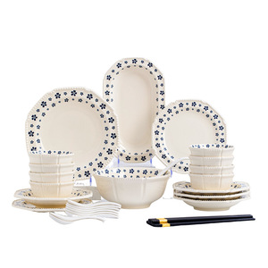 Ensembles de vaisselle en <span class=keywords><strong>porcelaine</strong></span> relief <span class=keywords><strong>bleu</strong></span> <span class=keywords><strong>et</strong></span> <span class=keywords><strong>blanc</strong></span> Assiettes en céramique écologiques de luxe pour la maison <span class=keywords><strong>et</strong></span> les hôtels Design personnalisable - Product Image 4