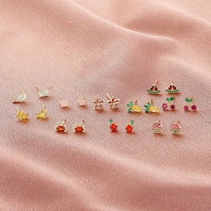 Boucles d'oreilles tendance pour femme en acier inoxydable plaqué or 14 carats, motif fruit, cœur, feuille, fleur, sculpturales et texturées, sur mesure pour soirée - Product Image 3