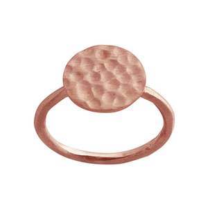 Solide. Bague à disque rond martelé en argent sterling 925 plaqué or pour les mariages fabriquée par Casa De Plata - Product Image 2