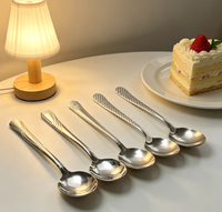 Ensemble de couverts modernes en acier inoxydable de qualité restaurant, réutilisables et durables, cuillère et fourchette légères pour la restauration et les événements