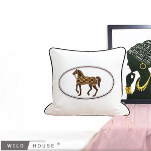 الفاخرة المطرزة الحصان وسادة وسادة أريكة - Product Image 5