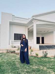 Collection indienne pakistanaise Nouvelle collection de créateurs en soie crépue naturelle haut-bas et ensemble Dupatta entièrement cousu prêt à porter - Product Image 2