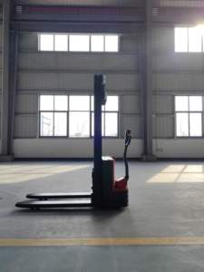 Apilador eléctrico WELIFTRICH de 1,5 toneladas, capacidad de 3300lbs, funciona con pilas, 1500kg, producto de límite de carga, apiladores recuperadores - Product Image 3