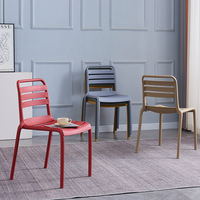 Chaise de salle à manger d'extérieur en plastique confortable, empilable, de style nordique moderne et simple, pour l'ameublement de la maison