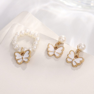 Conjunto <span class=keywords><strong>de</strong></span> joyería <span class=keywords><strong>de</strong></span> moda para mujer al por mayor pulsera chapada en oro pendientes anillo con perla mariposa colgante collar impermeable - Product Image 2