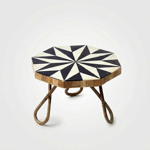 Base para Pastel de Madera Geométrica Poligonal con Incrustaciones Negras, Hecha a Mano para Decoración Moderna del Hogar - Product Image 1