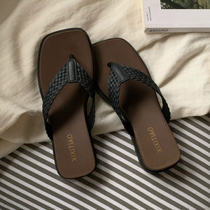 XIXITIAO Sandalias de Verano para Mujer con Tira Tejida, Punta Cuadrada, PVC, Suela Gruesa Antideslizante, <span class=keywords><strong>Chanclas</strong></span> de Moda para Vacaciones, Playa y Aire Libre - Product Image 1