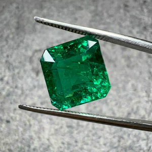 Émeraude naturelle zambienne de 8,65 carats, forme octogonale carrée, grande pierre précieuse verte intense, pour bijoux fins sur mesure de luxe - Product Image 1