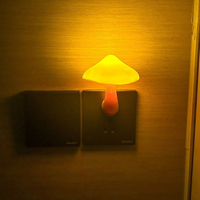 Boyid Led Cute Night Light-Design Bug & Mushroom, petite lampe de nuit enfichable et contrôlée par la lumière.